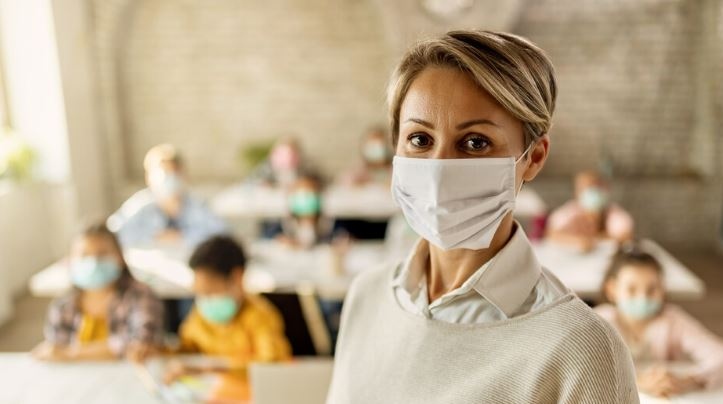 Учителите да носят маски включително и по време на учебните